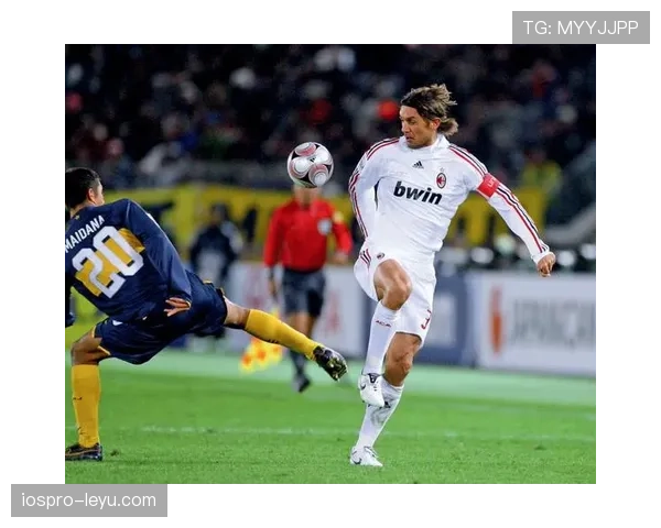 马尔蒂尼闪耀赛场：防守大师以传球艺术引领新潮流