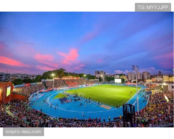 西甲新赛季绿白条纹球队表现稳健，球迷热盼精彩对决