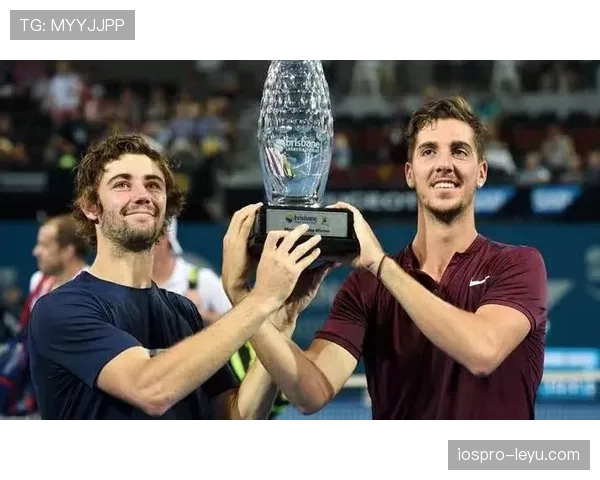 乔丹·汤普森训练完直接去超市抢购蛋白粉，这自律程度让隔壁健身房情侣都沉默了